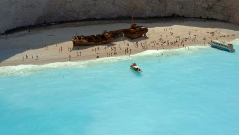 turistas en el paraíso de la playa del naufragio en grecia