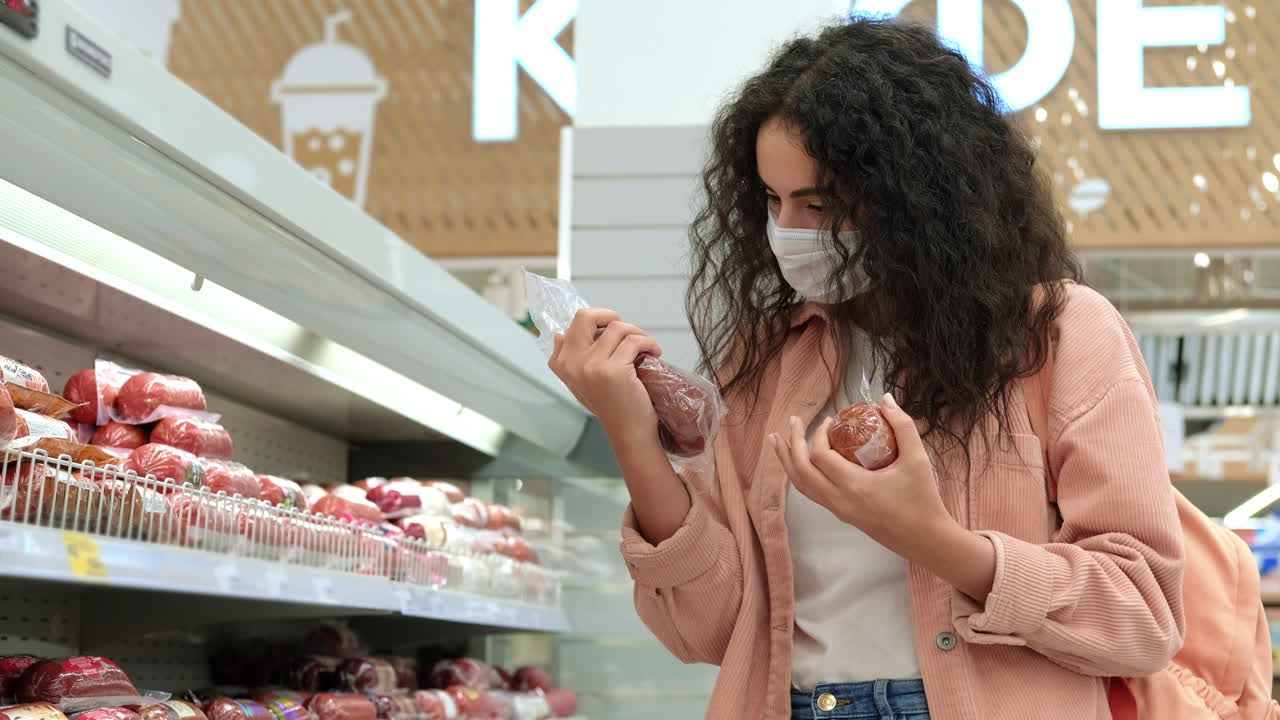 mujer comprando carne en un supermercado