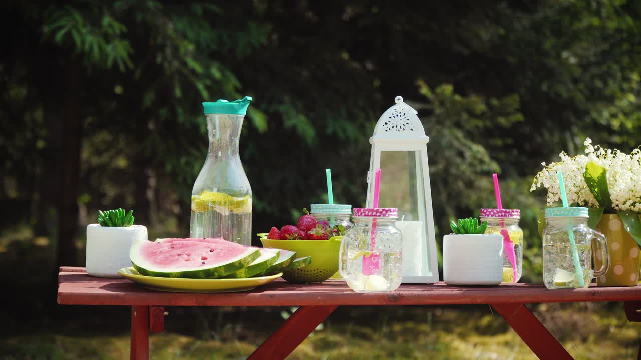 mesa de picnic con frutas jugosas y deliciosa limonada
