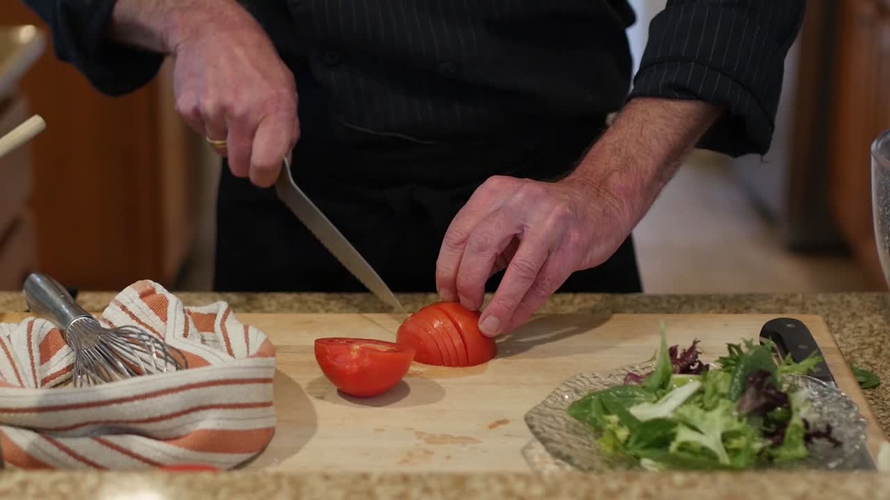 cortando tomates para una ensalada
