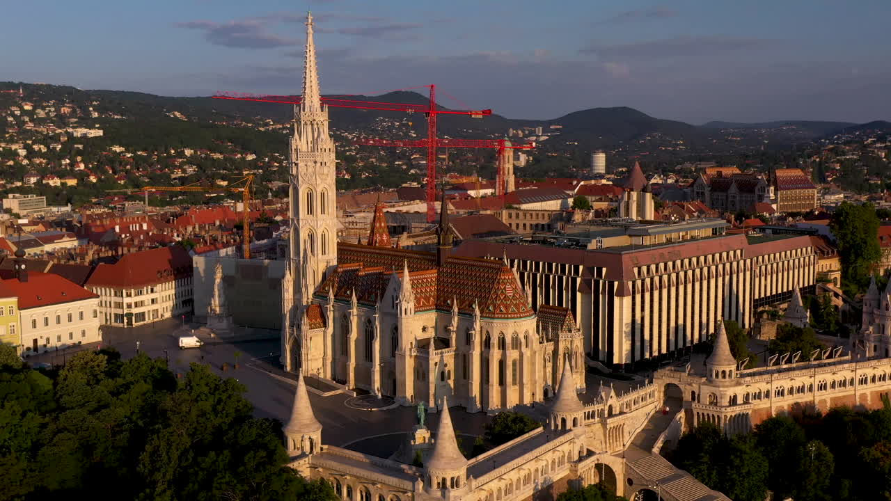 부다페스트 헝가리의 부다 성과 캐슬 힐의 영화 회전 드론 샷