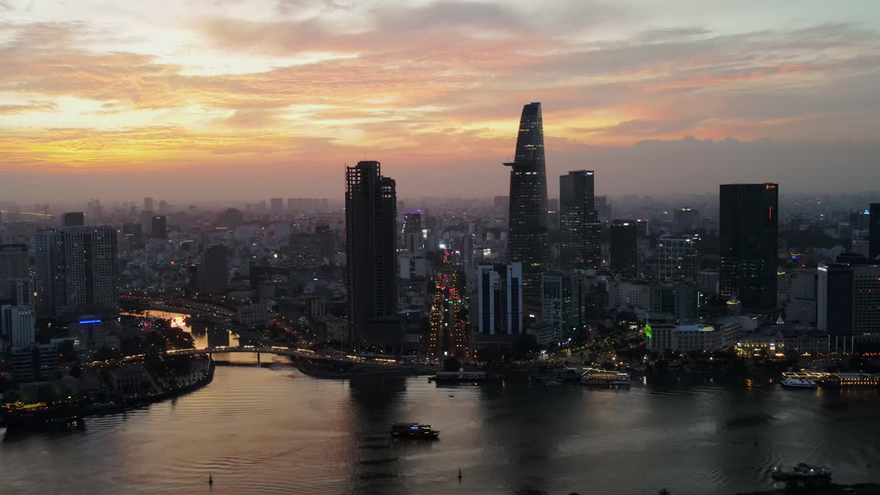 un dron al atardecer disparó sobre el horizonte de la ciudad de ho chi minh, vietnam