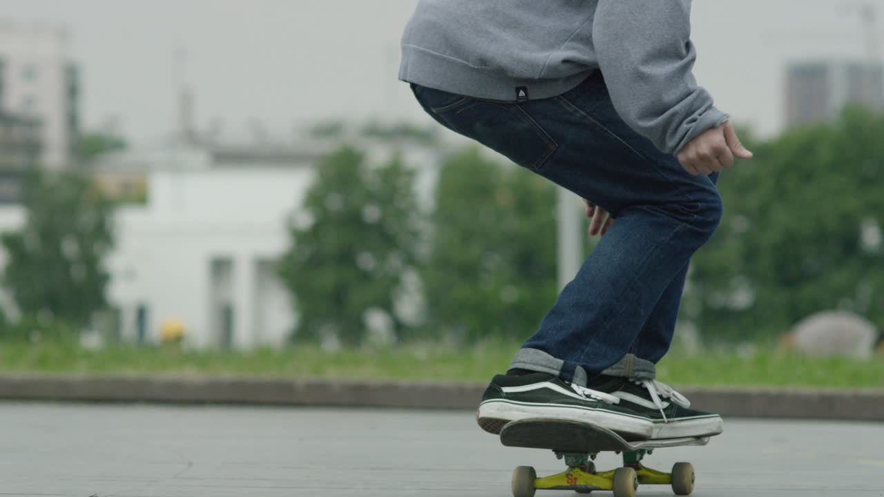 trucos de patinaje en un parque de la ciudad