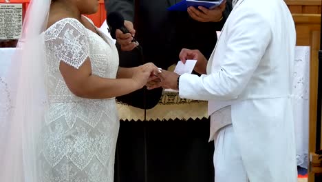 Primer-Plano-Del-Intercambio-De-Boda-O-Anillo-De-Compromiso