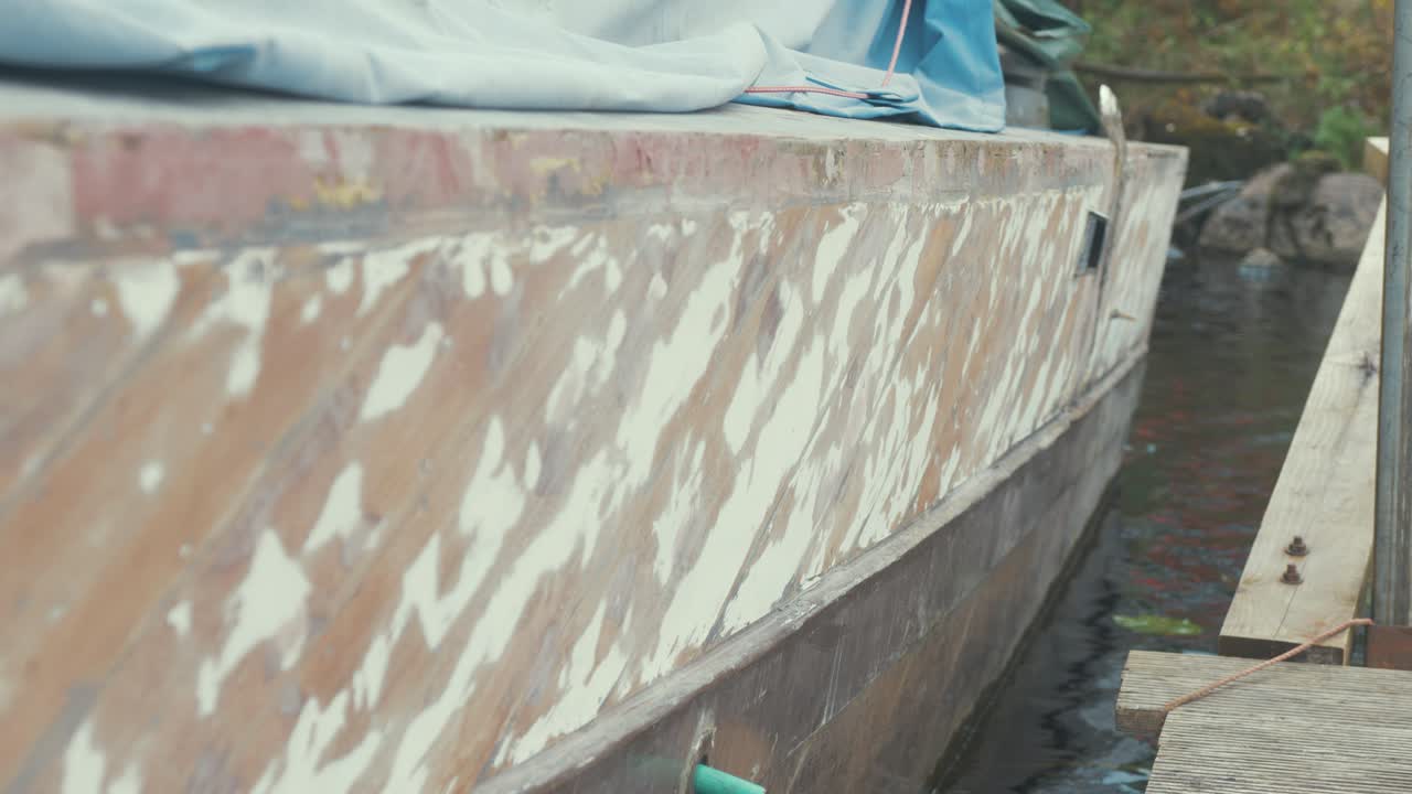 이중 대각선 마호가니 판으로 된 보트 몸체가 산화되었습니다.