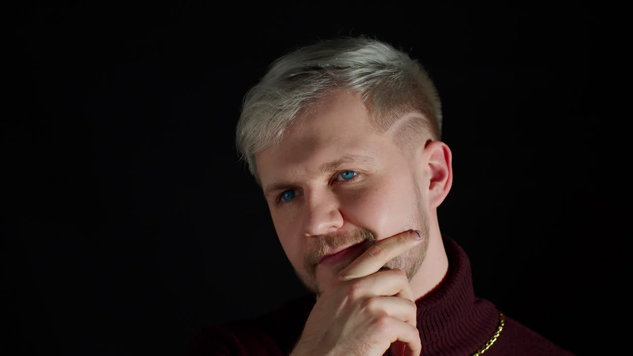 hombre pensante mirando hacia arriba y alrededor contemplando cómo resolver el problema contra un fondo negro