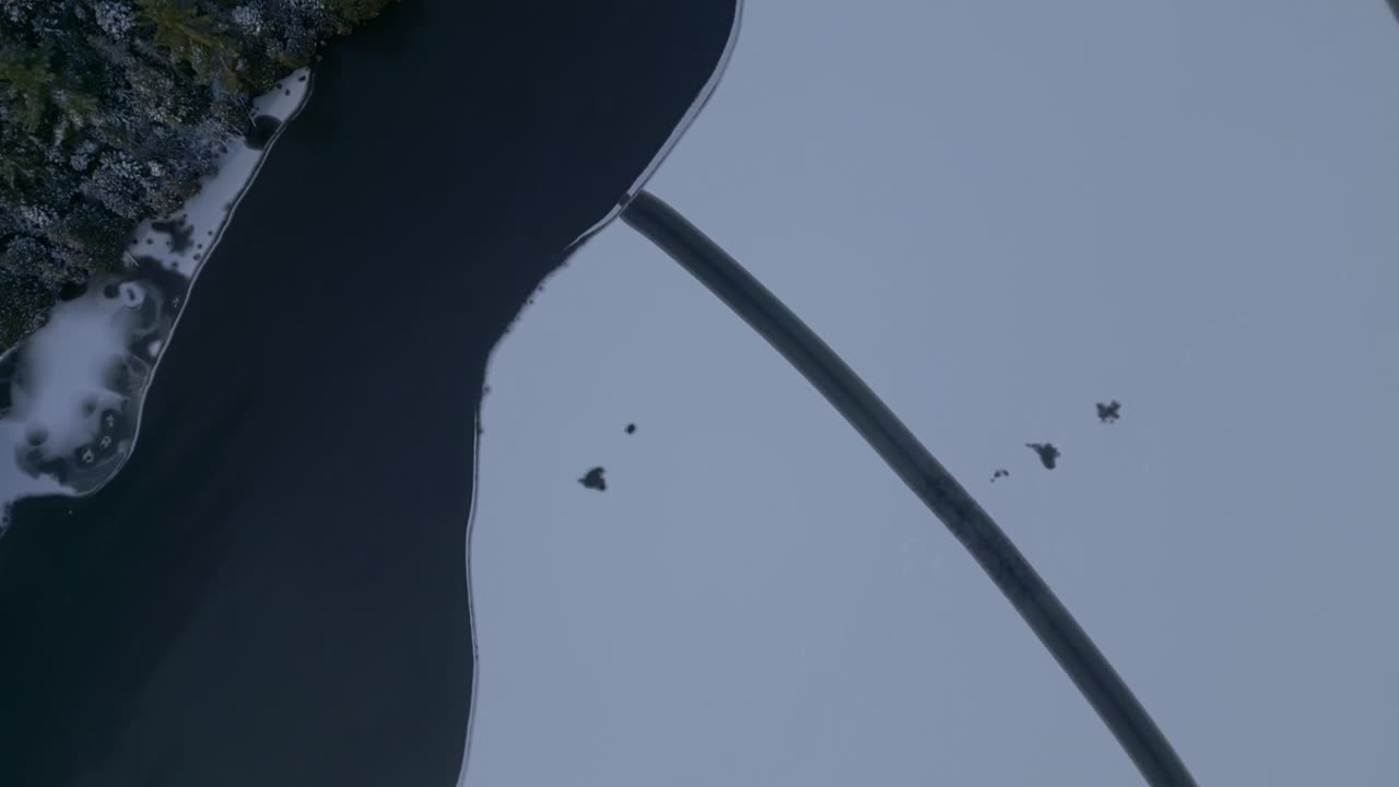 겨울에 얼음과 눈으로 인 클레르무스티에 호수 (petit-chertsey, 캐나다) 의 드론 뷰