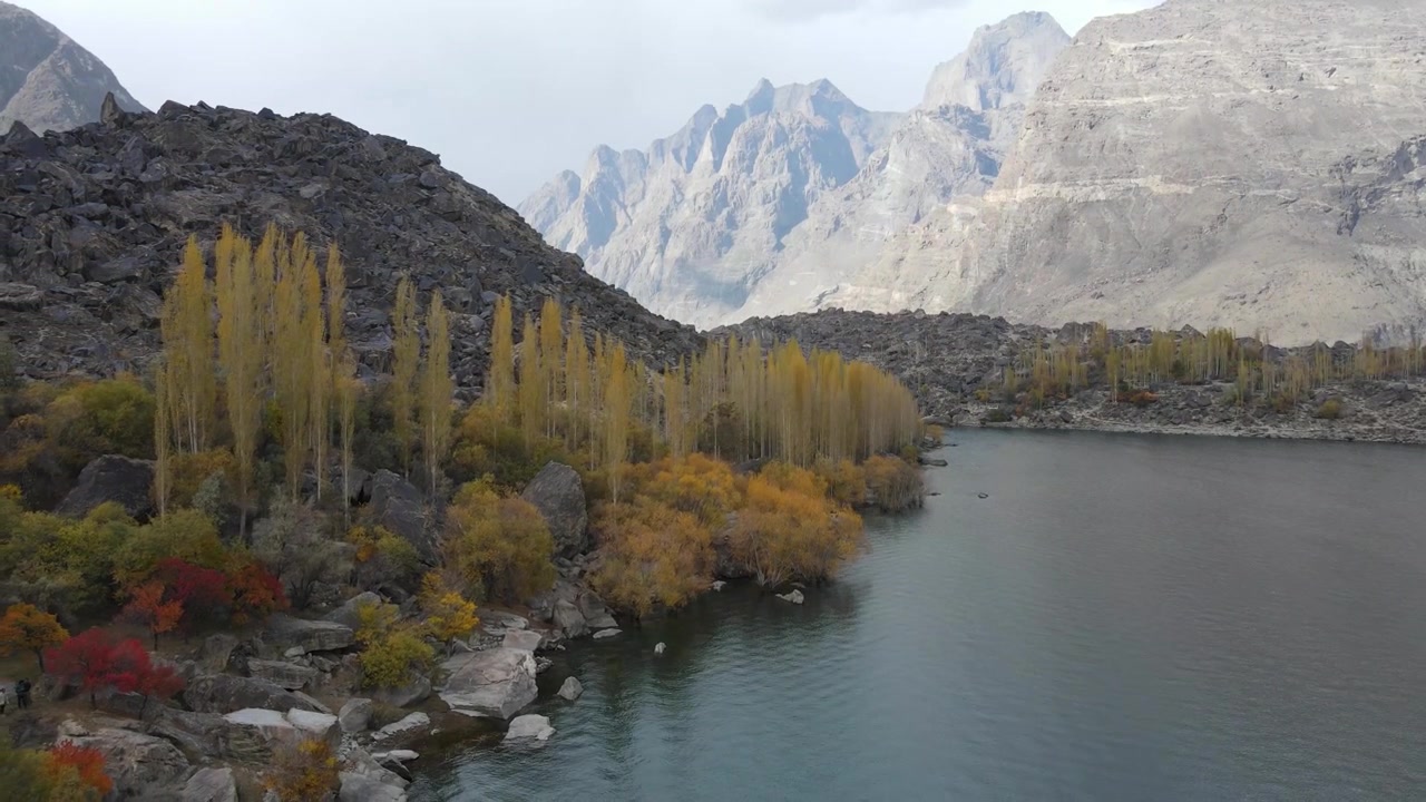 Gilgit-Baltistan, Pakistan'da bulunan Skardu Vadisi'ndeki Yukarı Kaçura Gölü'nün sonbahar mevsimi drone çekimi