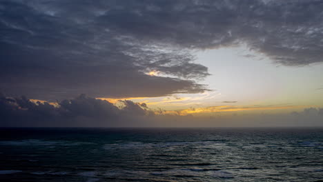 hyperlapse de amanecer aéreo de 4k vista oceánica