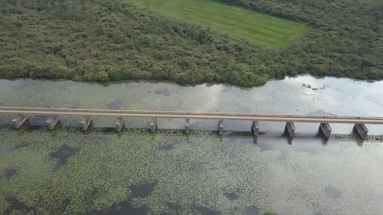 네덜란드, 유럽에 있는 hsitorical 철도 교량의 공중 무인 항공기 보기