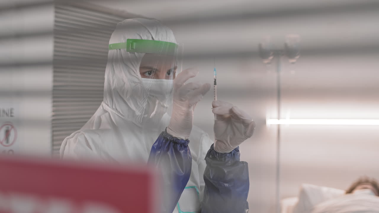 médico que se prepara para usar la jeringa