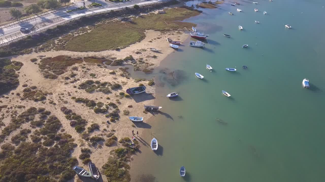 Barche in riva al mare nella città costiera di Cadice, Spagna