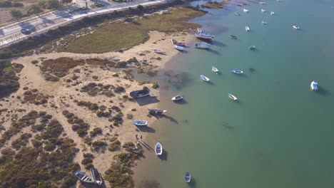 Barcos-En-La-Orilla-Del-Mar-En-La-Ciudad-Costera-De-Cádiz,-España