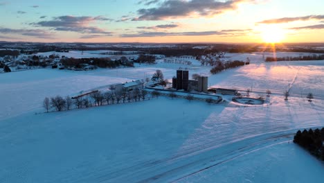 Rural-farmland-in-USA-covered-in-white-snow