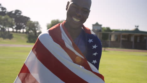 atleta sosteniendo la bandera estadounidense