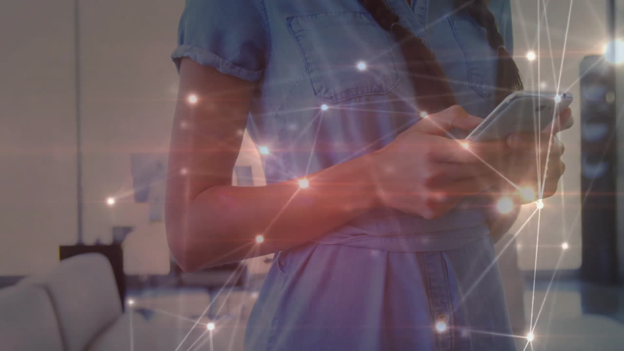 con teléfono inteligente, mujer rodeada de conexiones de red animadas