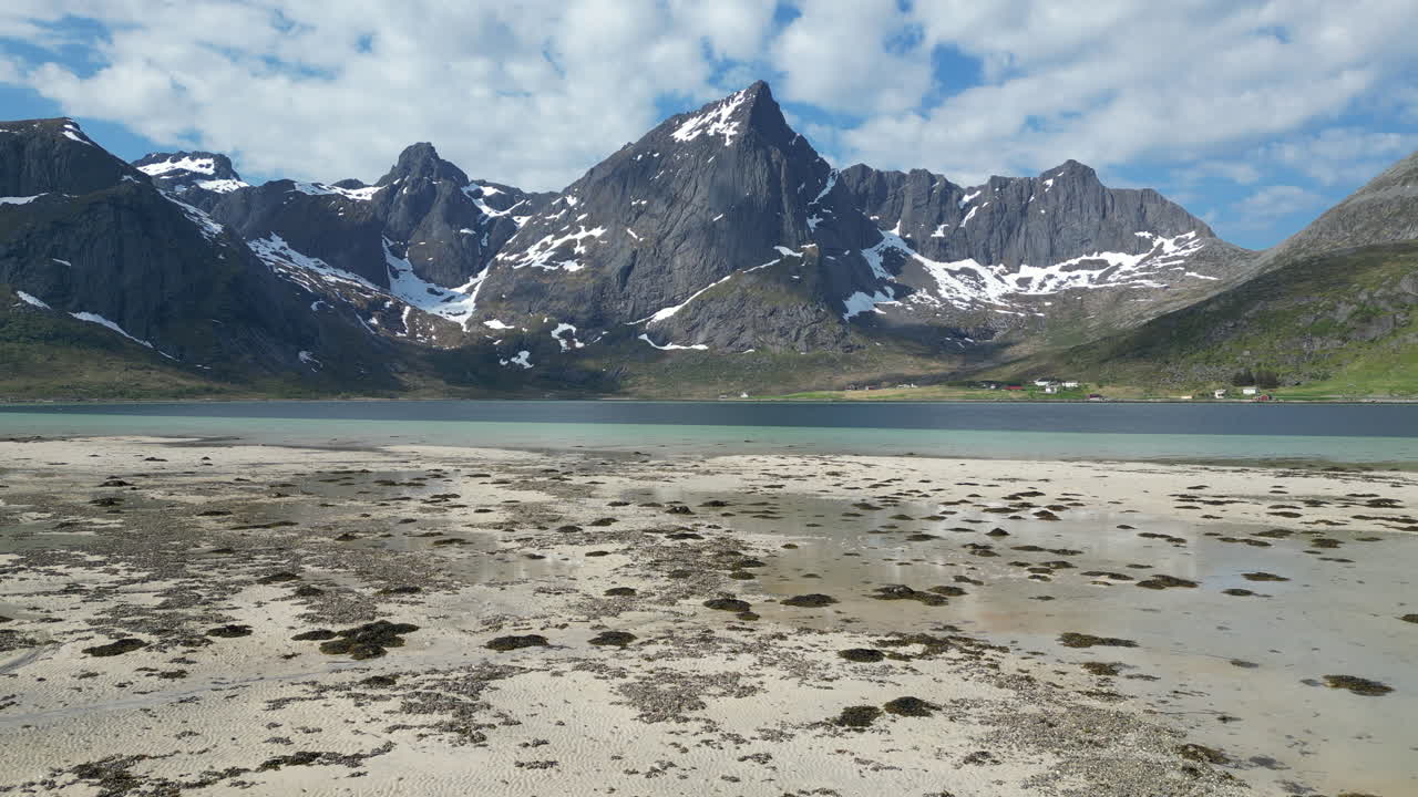 vista aérea sobre la hermosa playa de morpheus con grandes montañas nevadas
