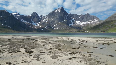 Luftaufnahme-über-Den-Wunderschönen-Morpheus-Beach-Mit-Großen-Schneebedeckten-Bergen