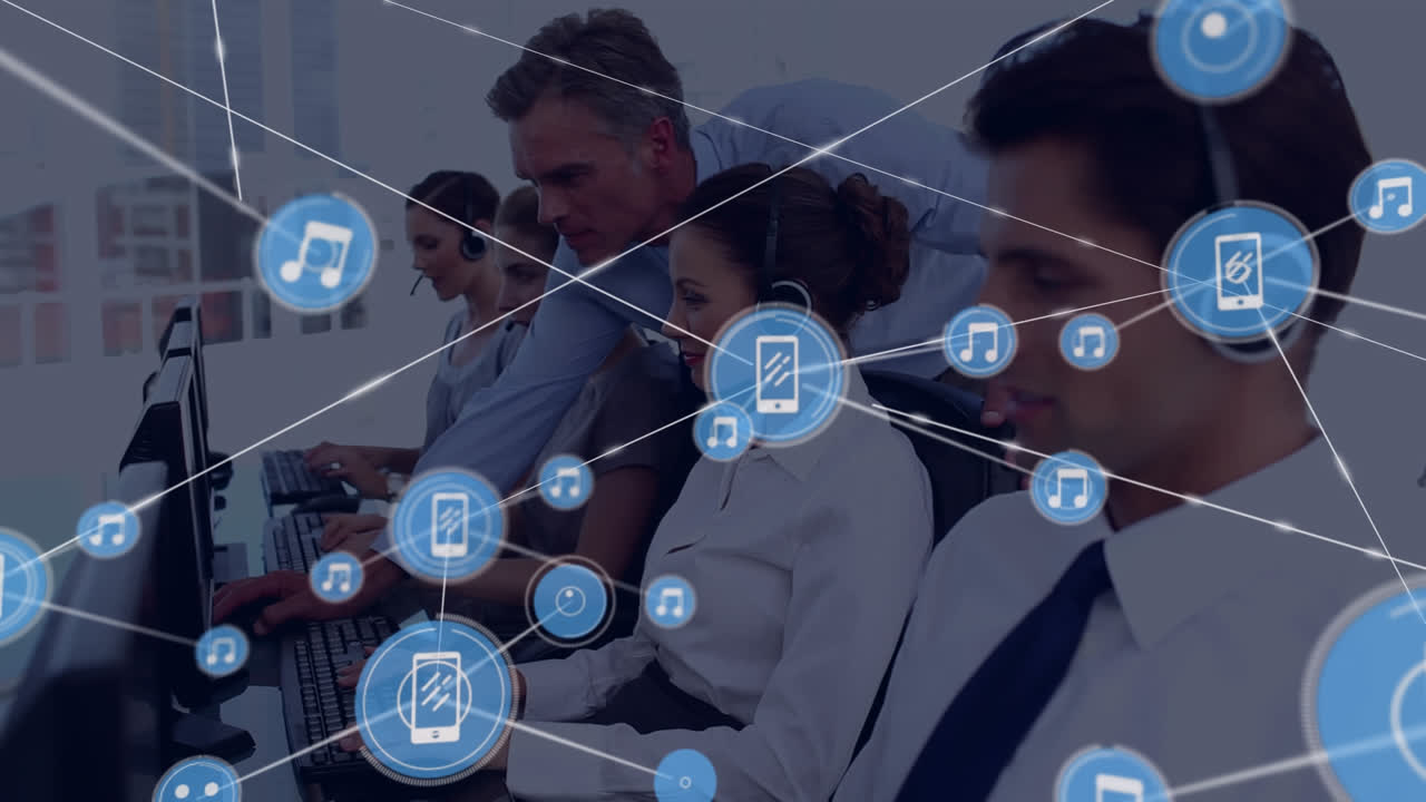 animación de una red de iconos digitales en un equipo de diversos ejecutivos de atención al cliente que trabajan en la oficina