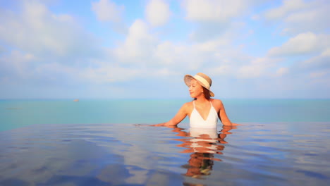 Eine-Sexy-Junge-Frau-Entspannt-Sich-In-Einem-Infinity-Pool