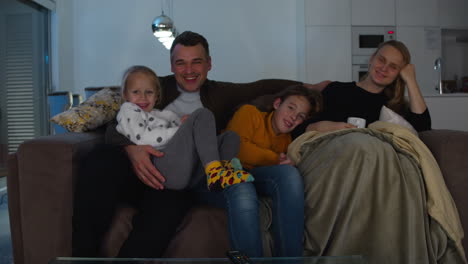 Familie-Vor-Dem-Fernseher