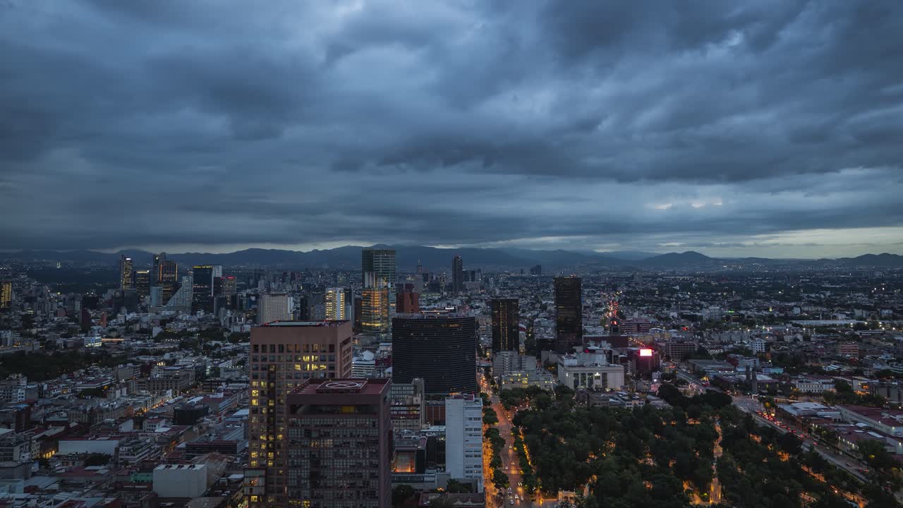 timelapse de la ciudad de méxico en la cima de la torre latinoamericana entrando en la noche