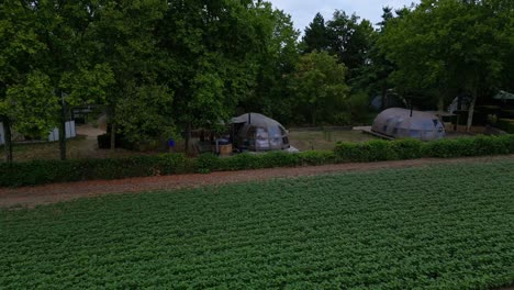 Blick-Von-Oben-Auf-Die-Glamping-Hotelresidenz,-Umgeben-Von-Unberührter-Wildnis