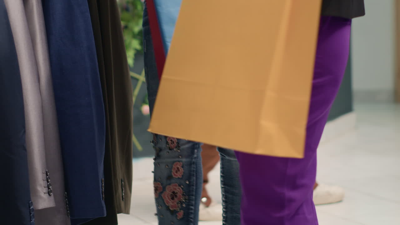 쇼핑 가방 을 들고 있는 패션 상점 의 고객 들