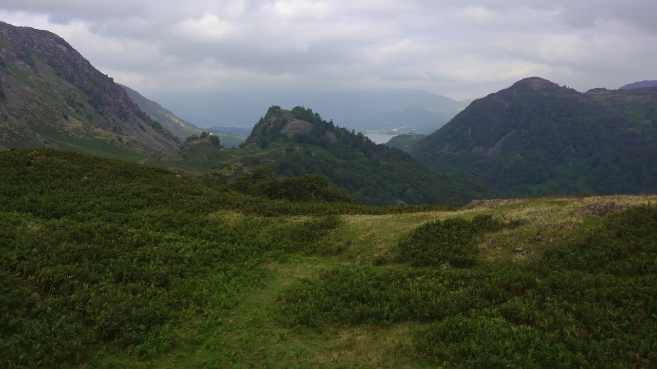 disparo de inclinación lenta que muestra castle cragg hill en prestadale, distrito inglés de los lagos