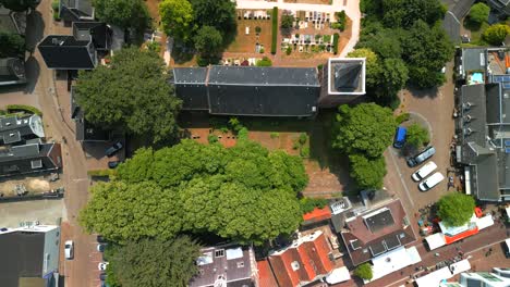 Perspectiva-De-Las-Aves-Del-Diseño-De-La-Planificación-De-La-Ciudad-Alrededor-De-Una-Iglesia