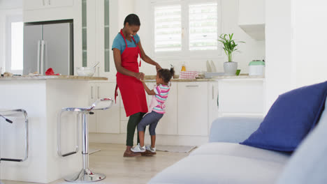 Feliz-Madre-E-Hija-Afroamericana-Bailando-Y-Divirtiéndose-En-La-Cocina