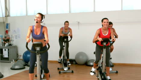 Clase-De-Spinning-Haciendo-Ejercicio