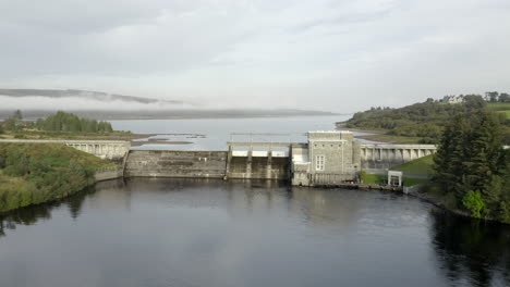 Una-Vista-Aérea-De-La-Represa-Lairg-En-Una-Mañana-Brumosa