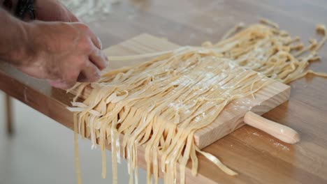 Pasta-Casera-De-Tagliatelle:-Clasificación-En-Cámara-Lenta-Con-Chispas-De-Harina---Imágenes-De-4k