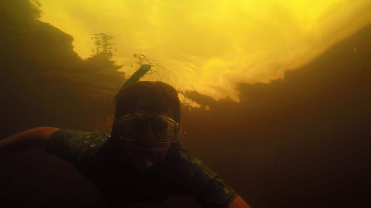buzo libre esnórquel río nada bajo el agua