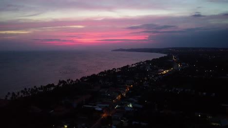 Rosa-Glühen-über-Dem-Horizont-Während-Der-Blauen-Stunde