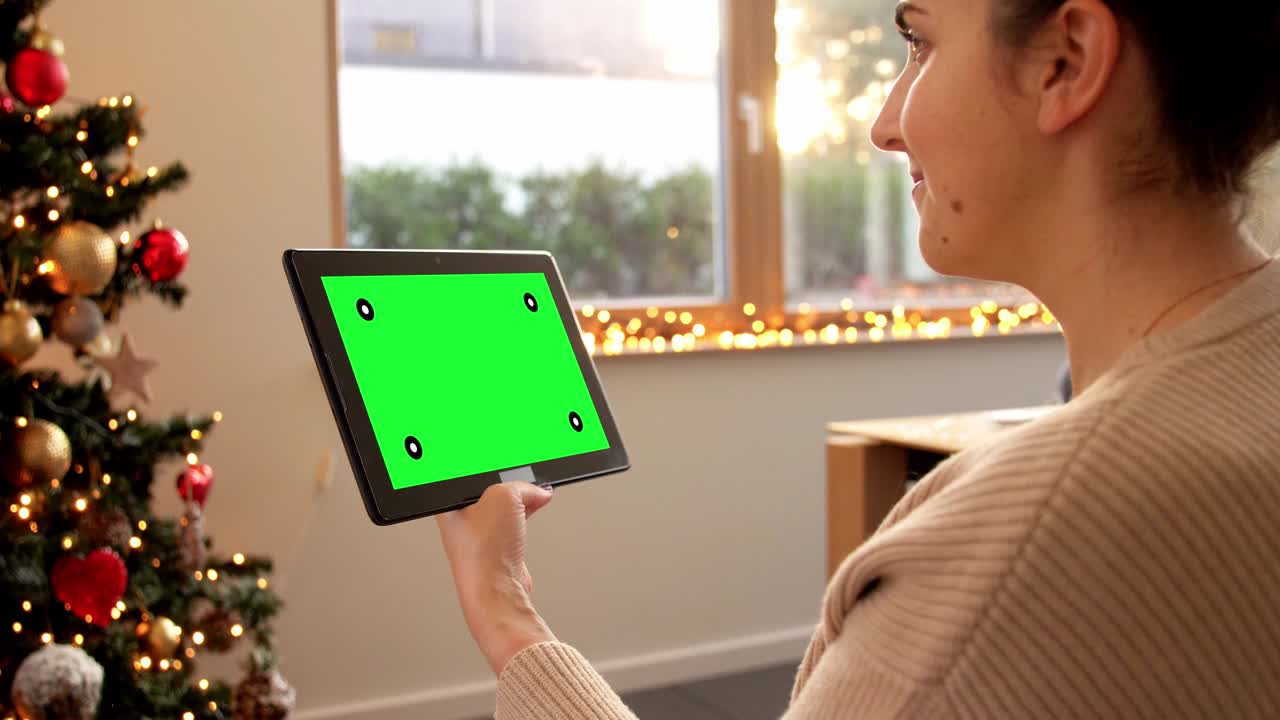 크리스마스 에 태블릿 pc 에 초록색 화면 을 가진 여자
