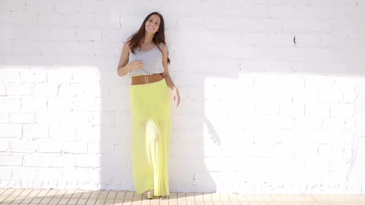 여름 치마를 입은 트렌디한 매력적인 젊은 여성