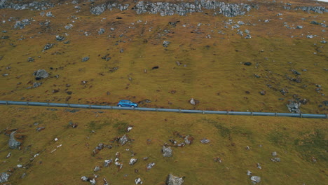 En-El-Camino:-Imágenes-Cinematográficas-De-Drones-Que-Rastrean-Un-Automóvil-En-Medio-De-Un-Impresionante-Paisaje-De-Las-Islas-Feroe