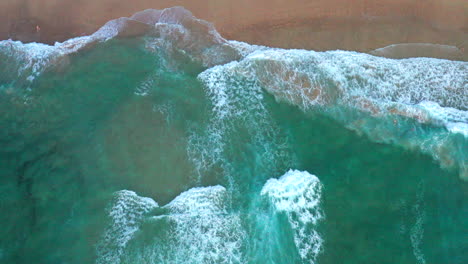 Moviéndose-Lentamente-Hacia-La-Derecha-Toma-Aérea-De-Arriba-Hacia-Abajo-De-La-Playa-Y-Las-Corrientes-De-Resaca-Del-Océano-En-Bondi-Beach-Australia