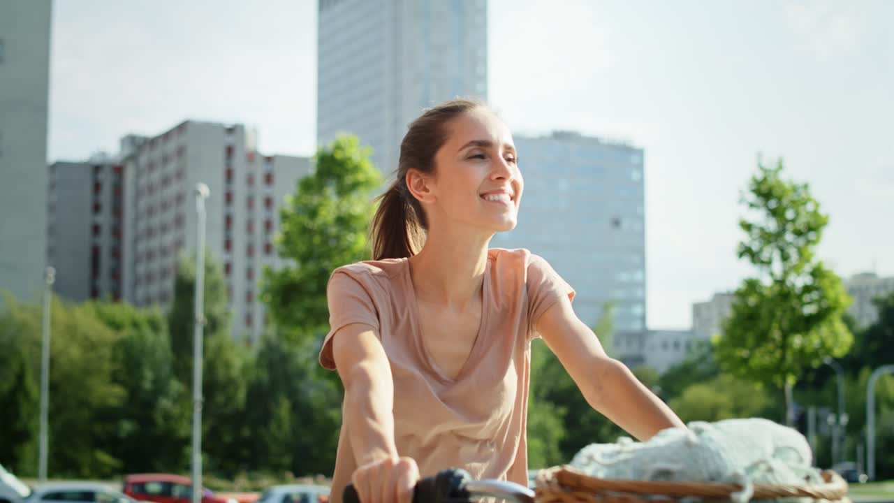 video de una joven feliz yendo en bicicleta