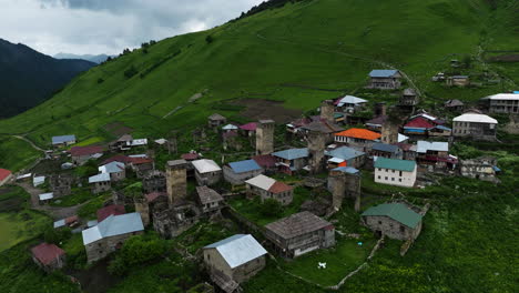 asentamientos antiguos con torres defensivas medievales en adishi en la parte superior de svaneti, georgia