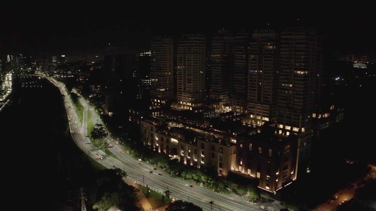 Vista aérea de drone da cidade de São Paulo no Brasil à noite