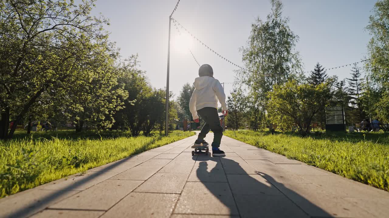 Bambino che fa Skateboard al Parco