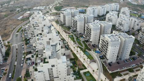 Toma-De-Drone-Del-área-Del-Parque-De-Una-Pequeña-Ciudad