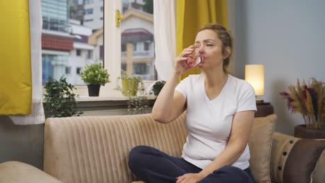 The-woman-who-drinks-water.