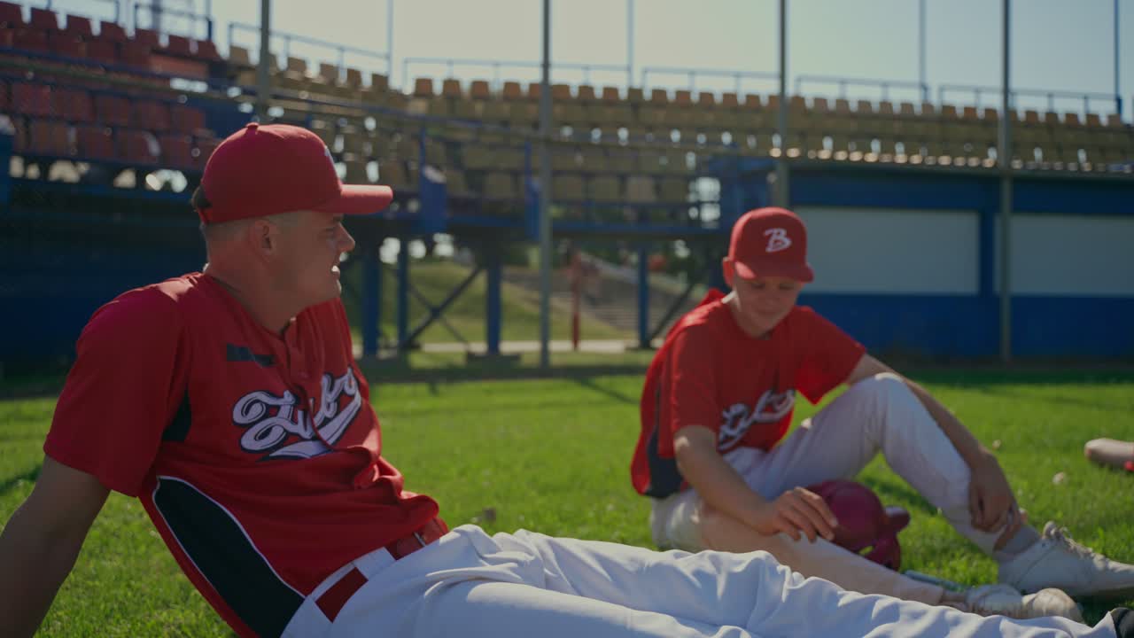 Giocatori di baseball che si rilassano sul campo