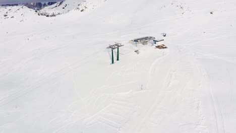 Toma-Aérea-De-Ojo-De-Pájaro-Del-Remonte-En-La-Cima-De-La-Montaña-Italiana-Durante-El-Cierre-De-Covid19