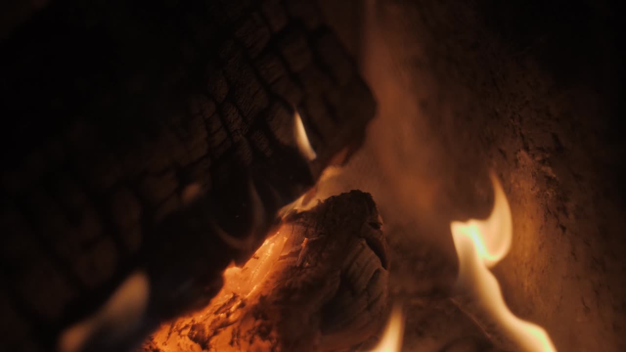 타일 그릴을 통해 나무 조각으로 슬로우 모션으로 벽난로에 불
