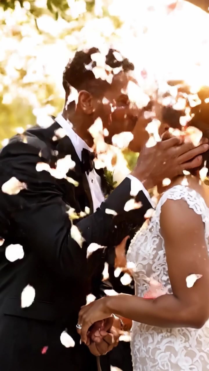 Una Gioiosa Cerimonia di Matrimonio: Una Coppia Elegante Scambia i Voti, Celebrando Amore e Impegno in Mezzo alla Bellezza della Natura